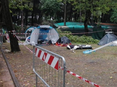 Massa Carrara: un albero cade su una tenda in campeggio e uccide una bambina di 3 anni. Grave la sorrellina