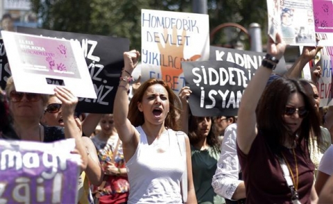Violenza sulle donne: in miglia in piazza nella capitale turca per protestare contro il ritiro della Convenzione di Istanbul