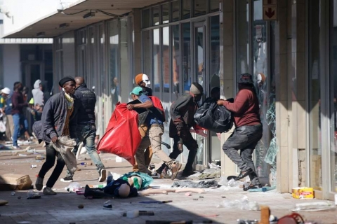 Sudafrica, proseguono da giorni le proteste contro il governo: 212 morti e 2500 arresti della polizia
