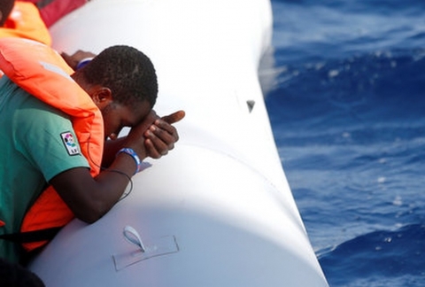 Migranti: naufragio al largo della Tunisia. Morti 23 dei 90 a bordo di una imbarcazione partita dalla Libia