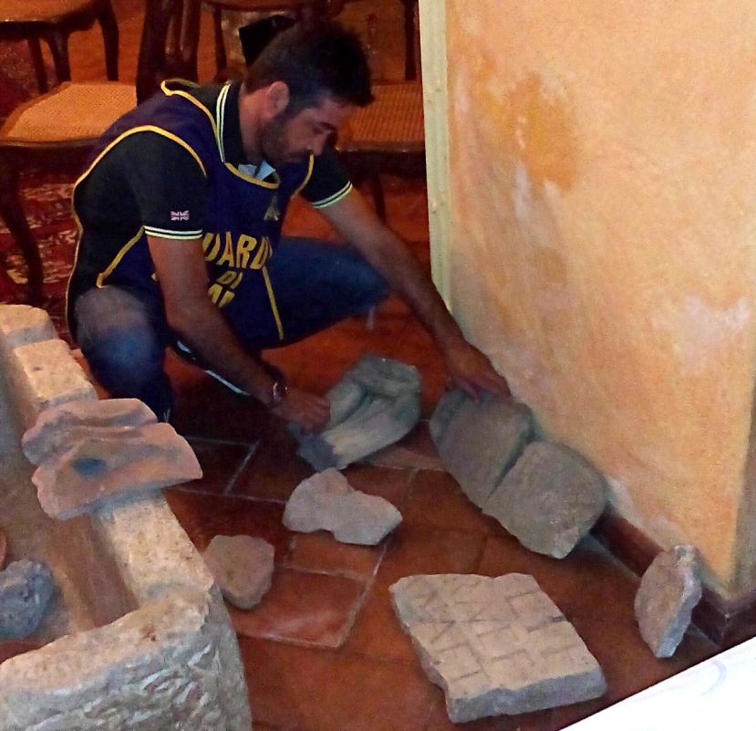 Archeologia: un appartamento privato trasformato in museo da tombaroli. Tra i reperti, un sarcofago e due statue di togati