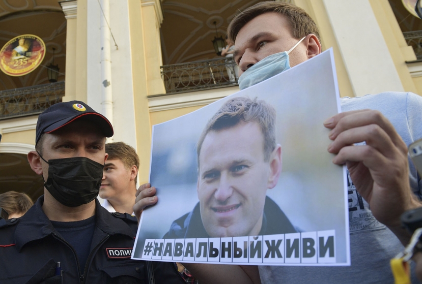 Mosca: Navalny davanti ai giudici per il caso Yves Rocher. Fuori dal tribunale già arrestati suoi sostenitori