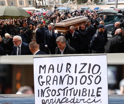 Roma: il bagno di folla a Piazza del Popolo per l'ultimo saluto a Maurizio Costanzo. La sepoltura al Verano