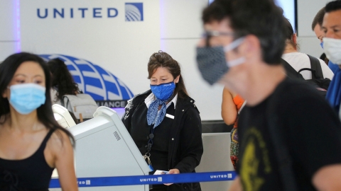 No-Vax, la United Airlines licenzia 593 dipendenti che non hanno fornito la certificazione