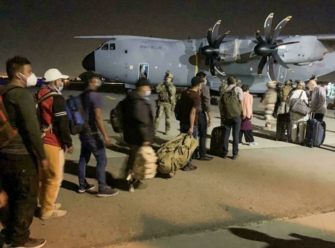 Afghani in fuga: 7 morti all’aeroporto di Kabul. Duecento arrivati a Fiumicino con “Aquila Omnia”