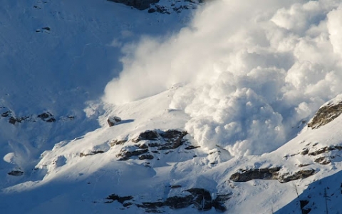 Valle D’Aosta: una valanga travolge uno sci-alpinista sotto il rifugio Nacamuli