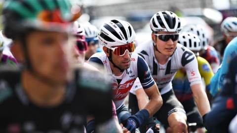 Giro d'Italia: una protesta dei ciclisti accorcia la penutlima tappa per il meteo. L'ira di Vegni