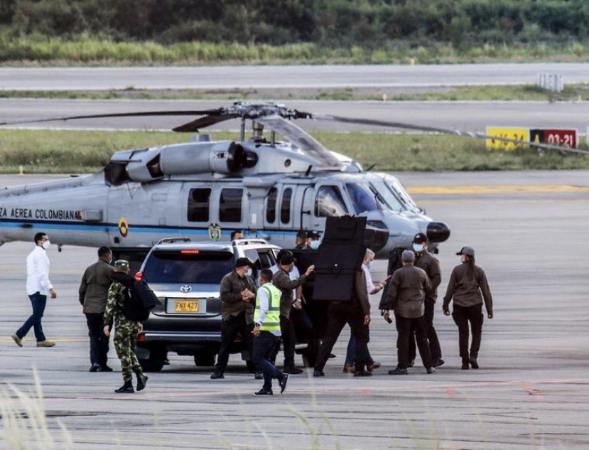 Colombia: nugolo di proiettili sull’elicottero dove viaggiava il presidente Duque. Intimidazione del narcotraffico