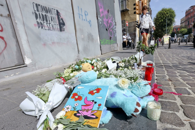 Napoli: i funerali del piccolo Samuele tra rabbia e solidarietà. Indagini su chi teneva in cura Cannio