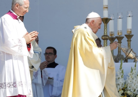 La messa del Papa a Budapest con Novak e Orban: “Fa male vedere porte chiuse ai migranti”