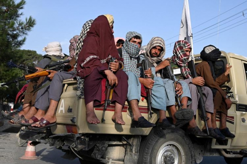 Kabul: 10 mila afghani in attesa di espatrio secondo un’informativa del Pentagono ma quelli in fuga sono 300mila