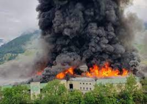 Bolzano: domato l'incendio scoppiato all'Alpitronic. La Protezione Civile ha invitato i cittadini a chiudere finestre e climatizzatori