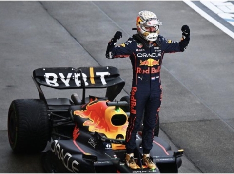 F1: Max Verstappen festeggia il suo terzo titolo raggiunto in Qatar. Sul podio le McLaren