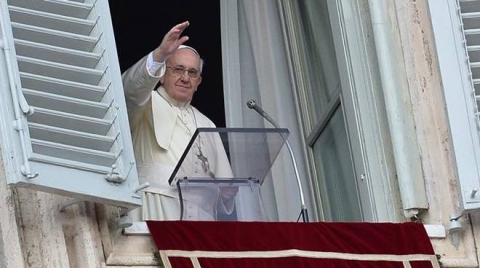 L'Angelus del Papa contro il consumismo e il lamento per le restrizioni: "Facciamo qualcosa per chi ha di meno"