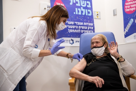 Quarta dose Covid-19: Israele prepara una nuova campagna per over 60, fragili e personale medico