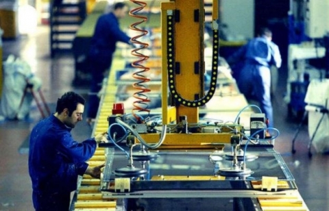 Industria, Istat: la produzione registra -2,4% sull’anno