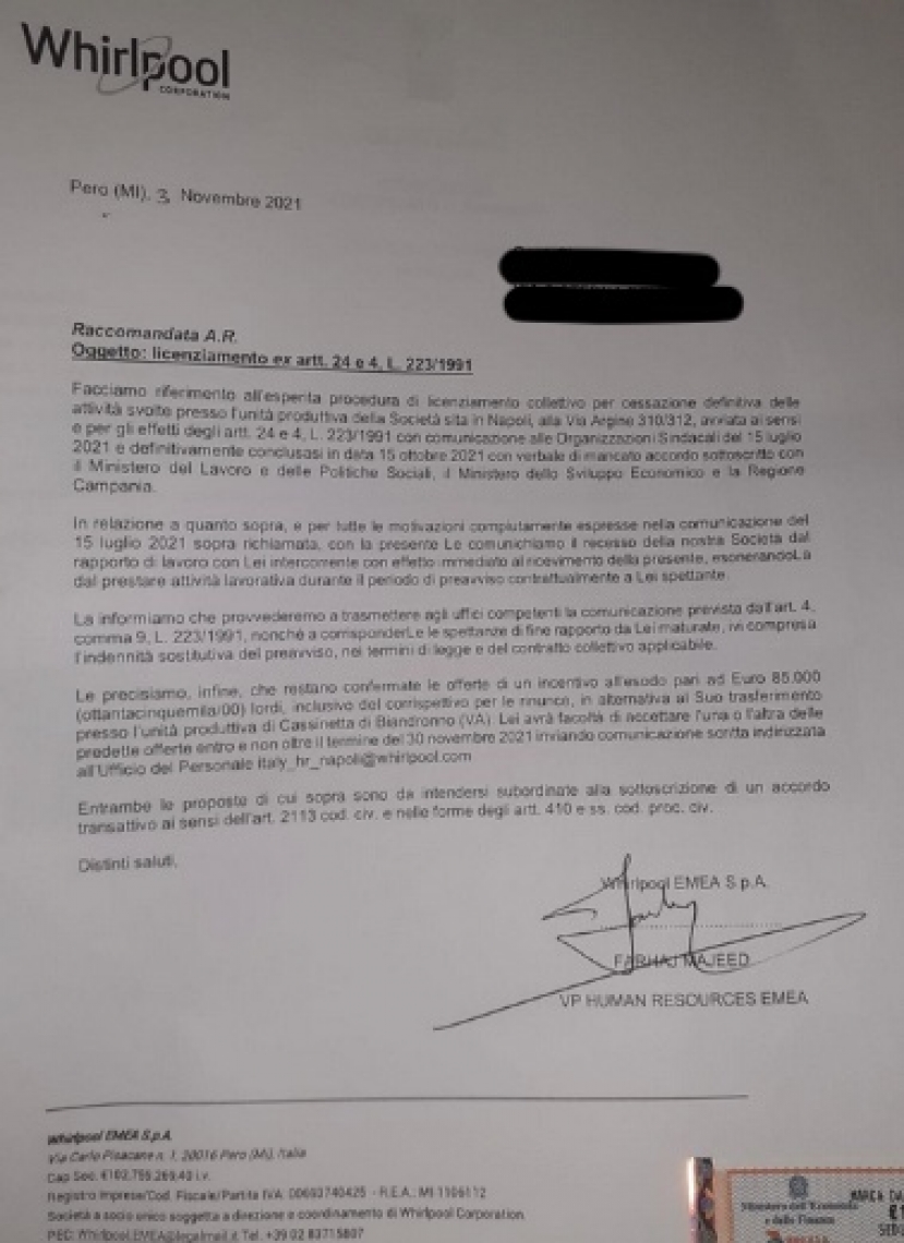 Una delle lettere di licenziamento recapitate ai lavoratori Whirlpool di Napoli questa mattina