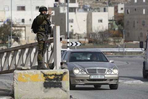 Cisgiordania: ucciso un palestinese ad un posto di blocco israeliano. Ferita la moglie