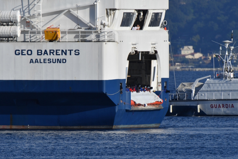 Migranti: la nave Ong Geo Barents di Medici Senza Frontiere è arrivata ad Ancona. Iniziato lo sbarco di 73 persone