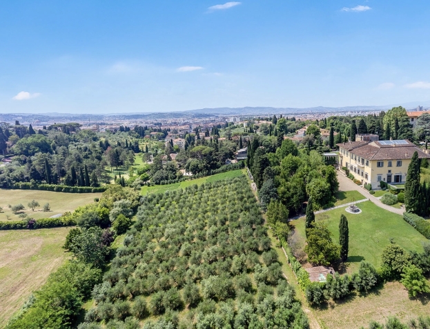 Real Estate: in vendita il trecentesco Palazzo Davanzati e le sue vigne sulle colline di Firenze