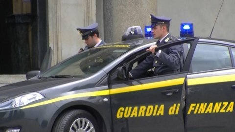 Napoli: scoperta dalla Polizia Valutaria una centrale di riciclaggio di denaro del clan dei Casalesi. 63 misure cautelari