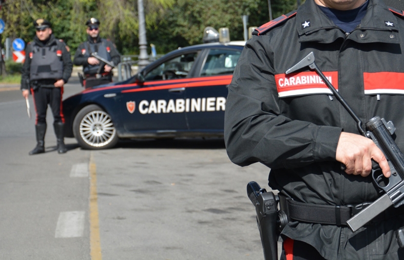 Reggio Calabria: un fermo stradale dei carabinieri ha portato alla scoperta di 17 chili di cocaina e 5 mln di euro