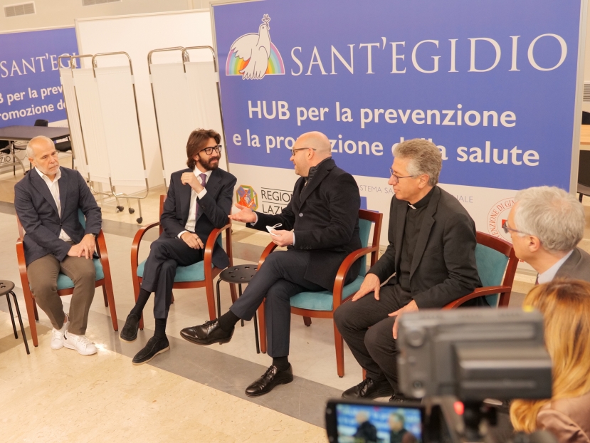 Al centro da sinistra verso destra: il Presidente della Fondazione OneSight EssilorLuxottica Italia, Leonardo Maria Del Vecchio e il Presidente della Camera dei Deputati, Lorenzo Fontana.