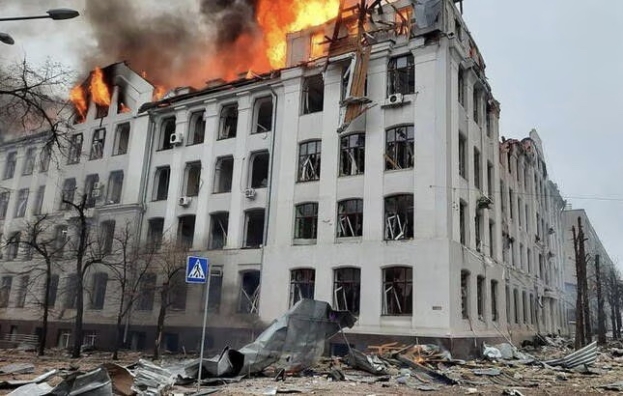 Ucraina: Kharkiv sotto assedio delle bombe russe. Un missile S-300 su edifici del centro