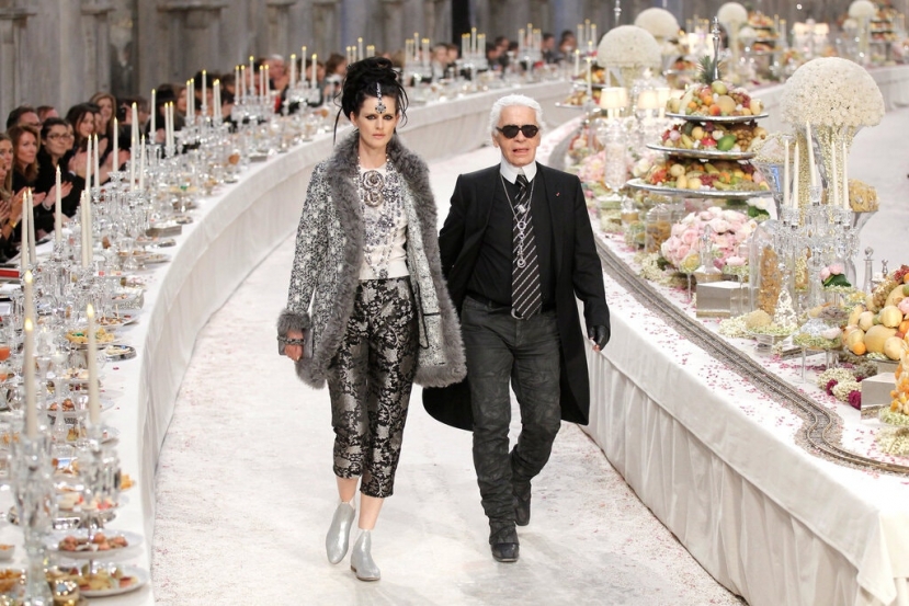 Morte Stella Tennant: ancora da chiarire le cause del decesso della modella che fu icona di Versace e Lagerfeld