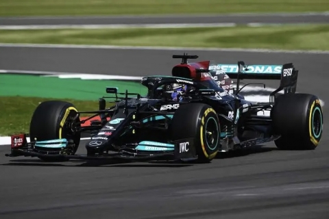 F1: sul circuito di Silverstone è Lewis Hamilton (Mercedes) il più veloce nelle prove. Oggi le qualifiche Sprint