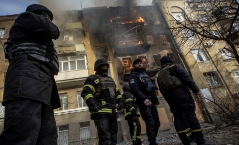 Crimea: attacco Kiev a Sebastopoli. Ventiquattro feriti e una nave distrutta in un cantiere navale