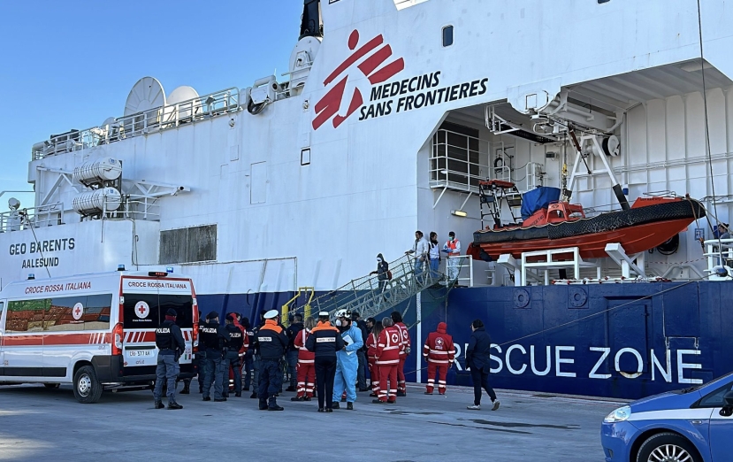 Marina di Carrara: iniziato lo sbarco dei 249 migranti a bordo della Geo Barents di Medici senza Frontiere