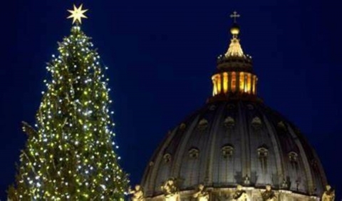 Si accendono le luci del Natale in Piazza San Pietro con le luminarie dell'abete e della natività