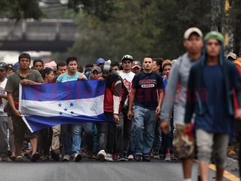 Migranti: una catena umana di 9mila honduregni entrati in Guatemala. Fuggono da violenza e miseria e sperano di arrivare negli Usa