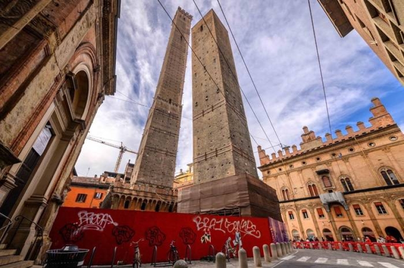 Bologna: il Ministero della Cultura interviene con 5 mln di euro per mettere in sicurezza la secolare Torre Garisenda