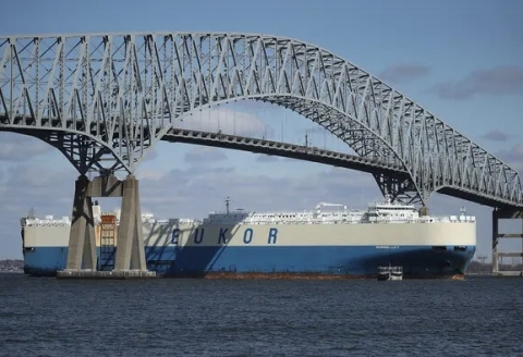Baltimora: una nave cargo impatta sul pilone del ponte Francis Scott Key che crolla. Disperse 7 persone e diversi veicoli