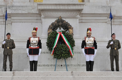 Giornata Unità Nazionale, l'omaggio al Milite Ignoto di Mattarella: "Il momento richiede responsabilità e determinazione"