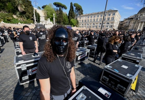 Artisti in piazza del Popolo: a Roma la protesta dello “spettacolo” con mille bauli usati come grancasse