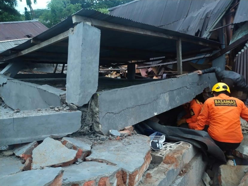 Indonesia, terremoto di magnitudo 6.3 nell’isola di Sulawesi: 26 morti e centinaia di feriti