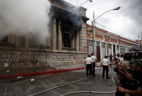 Rivolta in Guatemala: incendiata un’ala del Parlamento. Nessun contrasto alla povertà