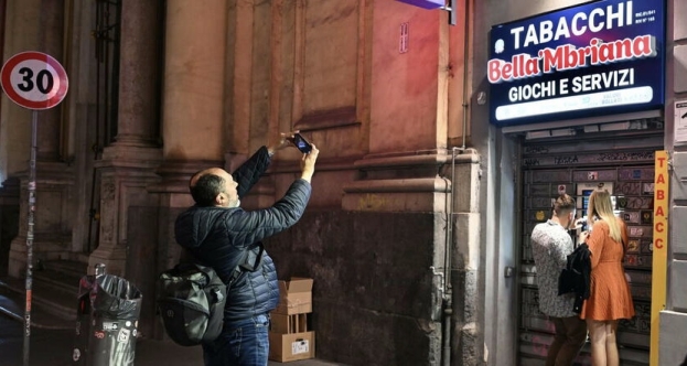 Napoli: via Toledo assediata dai reporter per scoprire il neo-miliardario del Superenalotto