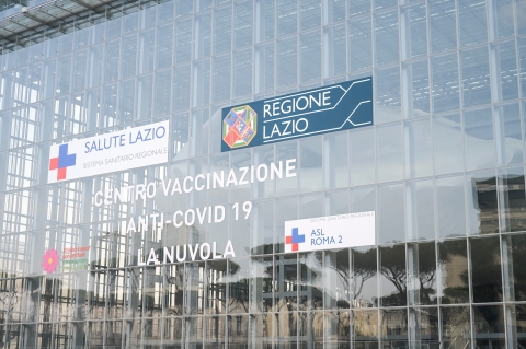 Roma: il Centro vaccinale della Nuvola chiude ad AstraZeneca e apre a Pfizer ma crea confusione per i cittadini in attesa della seconda dose