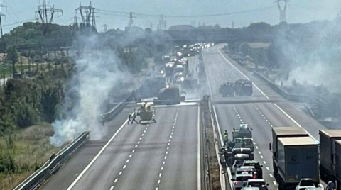 Piacenza: 2 morti sull'A1 per uno scontro tra una autocisterna Gpl e un Tir. I due mezzi avvolti dalle fiamme
