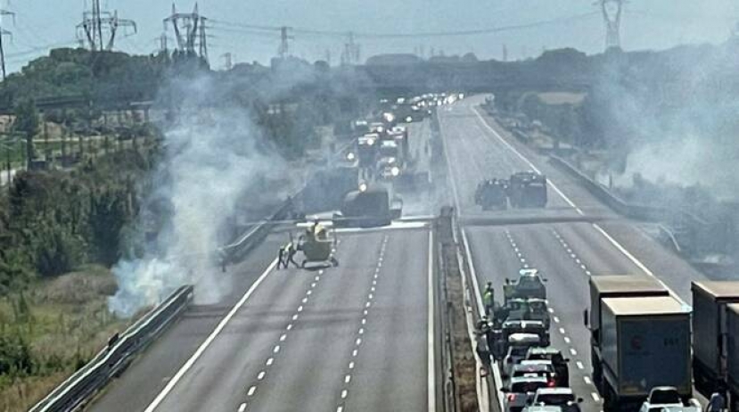 Piacenza: 2 morti sull&#039;A1 per uno scontro tra una autocisterna Gpl e un Tir. I due mezzi avvolti dalle fiamme