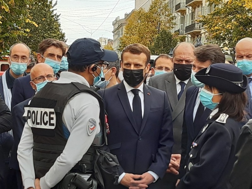 Macron a Nizza: “La Francia mostrerà unità e fermezza” e annuncia presídi di 7mila militari