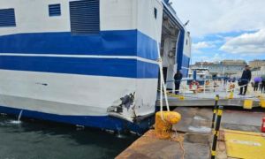 Napoli: Il traghetto Caremar urta la banchina e 29 passeggeri devono far ricorso a cure mediche