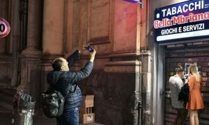 Napoli: via Toledo assediata dai reporter per scoprire il neo-miliardario del Superenalotto