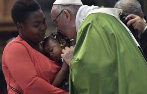 Papa: “La violenza sulle donne è una velenosa gramigna”. Con queste parole parte la campagna antiviolenza di Rai Gr1