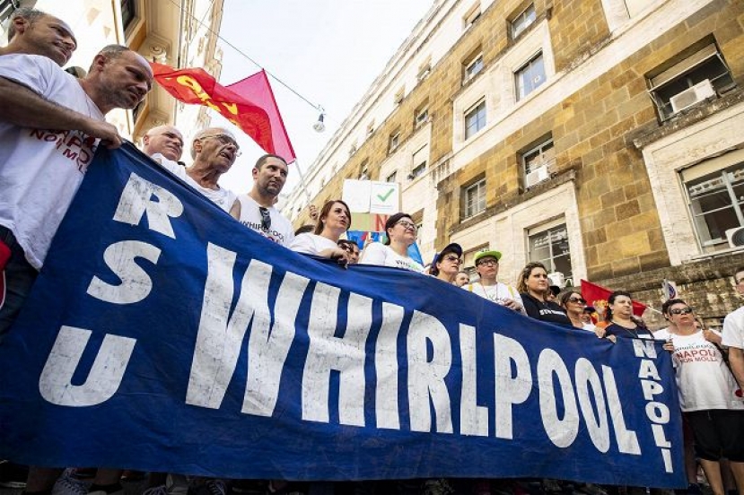 Vertenza Whirlpool: manifestazione al Mise dei 140 lavoratori dello stabilimento di Napoli