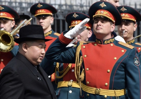 L’ultimo giorno di Kim Jong-un a Vladivostok per la parata militare con i Mig 31K